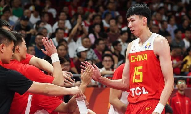 本片改编自喷鼻港颇受接待的广播节目《喷鼻蕉俱乐部》，透过三段听众的叩应与主持人的回覆成长成三个自力的笑剧故事，由邵国华编剧，黄秋生导演。第一段描述卖盗版CD的小混混黄子华寻求女警；第二段描述邵国华沉沦年夜脯乳，致使他妻子委曲往做隆胸手术；第三段描述花花令郎黄秋生自觉得甚么样的女孩都可以追得手，乃至将女同性者作为挑战方针。全片在建造上虽有点粗拙，但编导对电台这一类的节目却有所嘲讽，对时下的都会恋爱不雅也提出了不觉得然的奚落，并不是无的放矢的噱头作品。